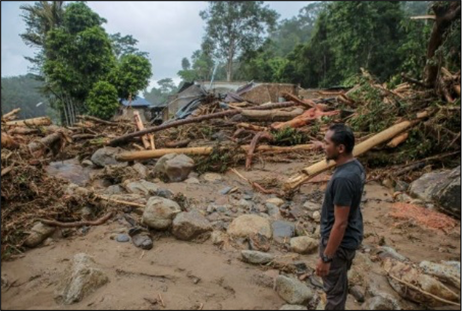 Rumah yang musnah akibat aliran puing di Jalan Batu Hampar, Yan